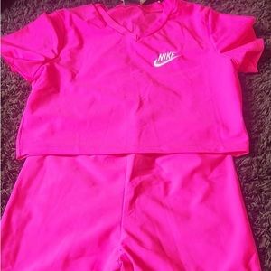 This two piece set is stretchy it’s a medium high waist and crop full sleeve